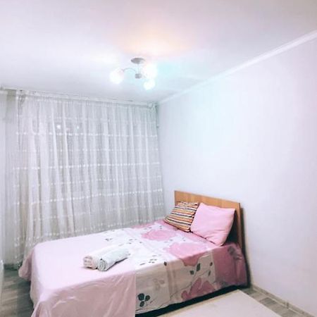 2 Комн Квартира На Новой Площади Apartment Almaty Ngoại thất bức ảnh